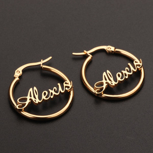 ต่างหูห่วงสลักชื่อส่วนตัว สแตนเลสชุบทอง 18K ต่างหูชื่อแบบเขียนลายมือ เรียบง่าย ของขวัญเครื่องประดับสั่งทำ - Product Image 3