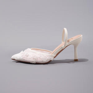 รองเท้าส้นสูงประดับดอกไม้สำหรับผู้หญิง ดีไซน์สวยงาม ส้นหนา ปลายแหลม เหมาะสำหรับงานปาร์ตี้ - Product Image 2