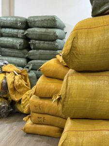 2026 Nueva Colección al por Mayor de Ropa de Fábrica con Descuento: Lotes Surtidos de Prendas Usadas, Tops, Vestidos y Fardos para Envío a Tiendas - Product Image 1