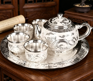 Set da Tè e Vino in Metallo Ecologico di Alta Qualità Design Mediorientale Include 1 Teiera 4 Tazze 1 Piatto per Uso Domestico - Product Image 3