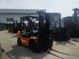 Chariot élévateur diesel d'occasion d'origine japonaise, 3 tonnes, mât à 2 étages, avec fonction de déplacement latéral, à vendre - Product Image 6