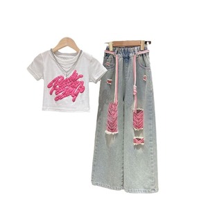 Set Estivo alla Moda per Bambine con Graffiti Dipinti, Completo Carino per Uso Quotidiano, T-shirt Bianca + <span class=keywords><strong>Pantaloni</strong></span> in Denim Colorati Strappati - Product Image 2