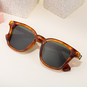 Gafas de sol cuadradas para hombre ZT-99312 con lentes de PC UV400, montura de plástico y metal, ligeras, para uso en exteriores. - Product Image 5