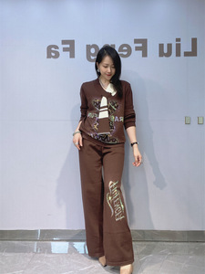 Nouvelle collection hiver : ensemble pull en maille deux pièces pour femme avec col en V et décorations élaborées en strass, à porter en duo - Product Image 2
