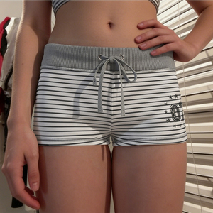 กางเกงขาสั้นทรงสกินนี่ผ้ายืด/โพลีเอสเตอร์ลายทางพิมพ์ลายตัวอักษรพร้อมเชือกผูกเอว - กางเกงลำลองใส่สบายสำหรับผู้หญิง ส่งออกต่างประเทศ - Product Image 2