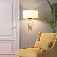 Lampe sur pied moderne de chevet de chambre à coucher et de salon de conception nordique Chambre d'hôtel Lampadaire LED moderne de chambre à coucher d'hôtel