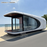 Maison autonome avec toilettes à compostage pour un espace de vie éco-responsable, capsule habitable