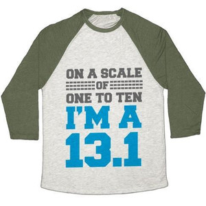 Sur une échelle de 1 à 10, je suis un 13.1 (bleu) : T-shirt de baseball unisexe en tissu mélangé. - Product Image 4