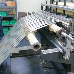Máquina CNC para desbobinamento, nivelamento e corte de bobinas, máquina para endireitar e cortar linhas longitudinais