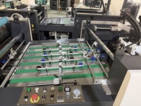 Machine de laminage et d'embossage thermique double face entièrement automatique pour films plastiques OPP, PET, PVC et métalliques YFMA-760