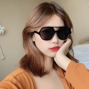 Gafas de sol Qianai para mujer, montura irregular de PC, anti UV, anti luz azul, F3 3340 - Product Image 1