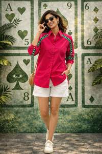 Camisa Fucsia de Lujo para Mujer, Mezcla de Algodón, con Detalle de Cinta Verde con Tachuelas, Estilo Casual/Resort, Excelente Precio - Product Image 3