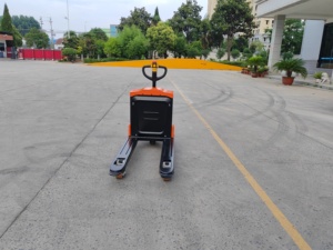รถยกพาเลทไฟฟ้า รับน้ำหนัก 1500 กก. เสาเดี่ยว ยางตัน ใช้ภายในอาคาร แบตเตอรี่ตะกั่ว-กรด แบบยืนขับ - Product Image 6