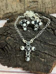 Collar con Cruz de Búfalo Blanco en Plata de Ley 925 Hecho a Mano con Juego de Aretes, Joyería para Mujer - Product Image 4