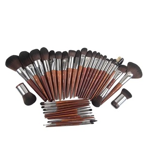 Ensemble de pinceaux de maquillage à face plate en poils de chèvre naturels avec logo personnalisé, manche en bois lisse de haute qualité, pinceaux de maquillage professionnels de luxe - Product Image 1