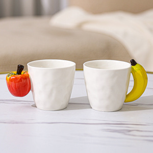 All'ingrosso Design creativo del fumetto <span class=keywords><strong>tazze</strong></span> di <span class=keywords><strong>porcellana</strong></span> <span class=keywords><strong>dipinte</strong></span> <span class=keywords><strong>a</strong></span> <span class=keywords><strong>mano</strong></span> modello di Banana mela lavastoviglie microonde <span class=keywords><strong>tazze</strong></span> di caffè per la casa - Product Image 2