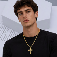Collier Crucifix Jésus en Acier Inoxydable, Pendentif Croix Catholique pour Hommes, Étanche, Anti-ternissement, Hypoallergénique, Personnalisable OEM