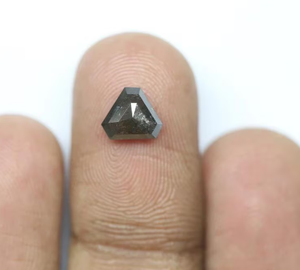 1.28 CT Diamant Lâche Naturel 7.3X6.2 MM Trillion Cut Triangle Noir Rosecut Diamant Bague De Mariage Cadeau en Couleur Noire - Product Image 3