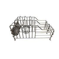 Caisses de mise bas pour porcs en acier galvanisé Essential avec colonne de limite pour cages d'élevage d'animaux.