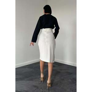 กระโปรงโพลีวิสโคสขายส่ง ลายทางสีขาว ปักลายสไตล์คลับ มีจำหน่ายในฤดูใบไม้ผลิ โดดเด่นด้วยเอวธรรมชาติ ลายพิมพ์ - Product Image 1