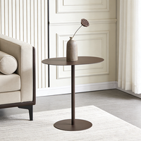 Table d'appoint ovale moderne en fer forgé à courbes douces avec base robuste, idéale pour hôtels, salons et bureaux à domicile