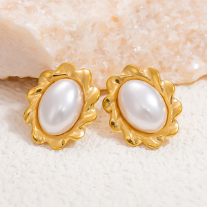 Boucles d'oreilles clous en perles dorées avec design géométrique pendantes pour bijoux de mode de soirée - Product Image 3