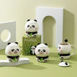 Set di tazze in ceramica di Panda ricamato con coperchio e cucchiaio regalo di natale per uomini e donne studenti o compagni di dormitorio - Product Image 2