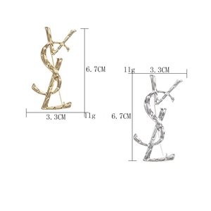 Broche de couple polyvalente et tendance, style lettre, la plus vendue, pour la décoration de vêtements, vente directe fabricant - Product Image 6