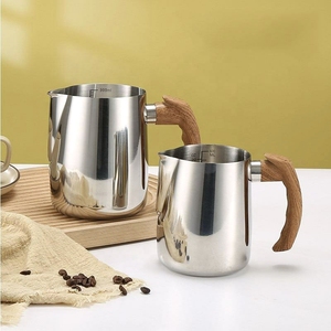 Jarra de leche de acero inoxidable 304 con mango de imitación madera, escala interna y boquilla engrosada para latte art - Product Image 1