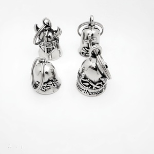 Llavero de acero de titanio estilo motocicleta retro con calavera y campana de la suerte para motociclistas, ideal para el comercio transfronterizo y la calle. - Product Image 3