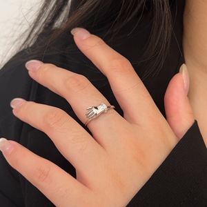 แหวนเงินแท้ S925 ดีไซน์รูปมือจับกัน ประดับเพชรแบบ Pave Setting เหมาะสำหรับใส่ทุกวัน - Product Image 4