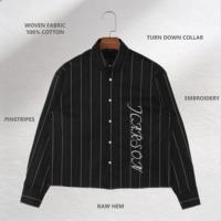 Chemise Courte Homme Rayures Noires et Blanches Coupe Boxy Oversize Manches Longues Boutonnée Streetwear Décontractée Épaules Tombantes Ourlet Brut