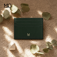 Porte-cartes en cuir minimaliste vert forêt avec surface lisse, fentes horizontales incurvées et coutures soignées OEM