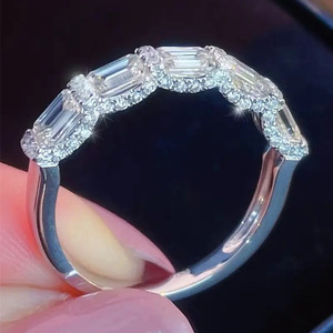 Anello a Forma di T con Zirconi Quadrati per Donne, Gioiello da Dito Lussuoso e Scintillante alla Moda - Product Image 1