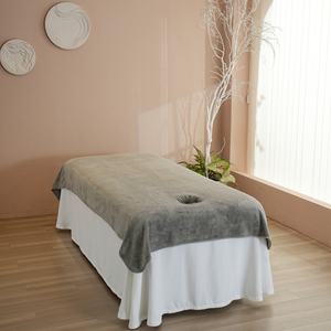 Housse <span class=keywords><strong>de</strong></span> <span class=keywords><strong>table</strong></span> <span class=keywords><strong>de</strong></span> <span class=keywords><strong>massage</strong></span> SPA grise 230x120cm en velours <span class=keywords><strong>avec</strong></span> dentelle et <span class=keywords><strong>trou</strong></span> <span class=keywords><strong>pour</strong></span> le visage - Product Image 2