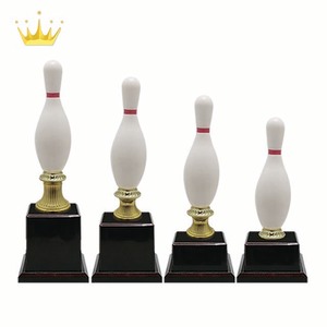 Trofeos de bolos blancos únicos, regalos novedosos con componentes de plástico dorado - Product Image 1