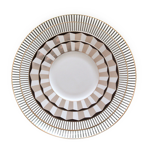 Vaisselle de luxe moderne en céramique rayée, assiettes de <span class=keywords><strong>service</strong></span> en <span class=keywords><strong>porcelaine</strong></span> dorée, vaisselle en <span class=keywords><strong>porcelaine</strong></span> fine, ustensiles de cuisine en <span class=keywords><strong>porcelaine</strong></span> fine, vente en gros - Product Image 6