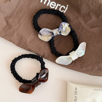 Élégante élastique à cheveux en tissu acétate avec nœud – Chouchou de haute qualité, accessoire de mode pour femme, idéal pour les occasions décontractées ou les soirées
