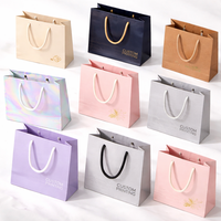 Sacs de courses en papier kraft recyclables en gros, taille personnalisée, poignées robustes, impression de qualité supérieure pour l'emballage de détail