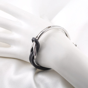 Pulsera de Nudo Infinito Geométrico de Cuero PU Negro y Acero de Titanio para Hombre, Joyería de Moda - Product Image 1