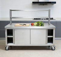 Plan de travail en acier inoxydable avec porte coulissante et rangement multi-niveaux, table de cuisine commerciale pour utilisation en restauration hôtelière