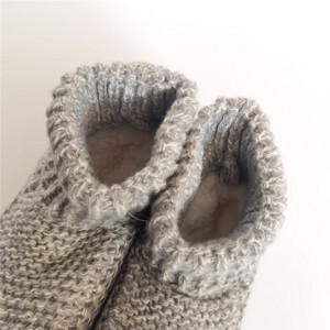 Chaussons d'intérieur antidérapants en tricot doux et doublés en sherpa pour femmes, hommes et adultes - Product Image 2