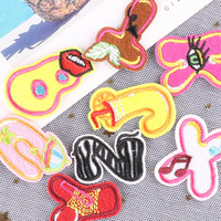 Patch brodé en tissu, vente en gros, 26 lettres anglaises, patch adhésif personnalisé, accessoires vestimentaires animaux de dessin animé