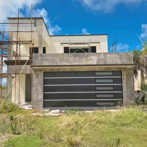 Porte de garage pliante en verre trempé segmenté de qualité supérieure personnalisée avec télécommande Porte de garage sectionnelle à vendre - Product Image 1