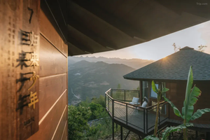 Casa de árbol prefabricada de madera con tobogán Terraza exterior Resort Lodge Hotel Estilo Cabaña de troncos <span class=keywords><strong>Chalet</strong></span> redondo Techo de teja Homestay - Product Image 4