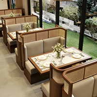 Ensemble de mobilier commercial pour restaurant : Banquettes en bois avec dossier cannage et tables à manger en marbre – Élégant et disponible en gros