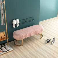 Banc ottoman ovale contemporain en velours rose capitonné avec pieds en métal doré pour tabouret