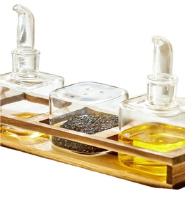 Ensemble de vinaigrette en verre borosilicate soufflé à la main transparent sur mesure et en bois d'acacia en forme de cube - Product Image 1