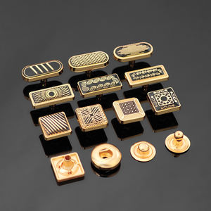 KUNSHUO Tube en métal avec logo à motif personnalisé pour hommes Bouton pression carré en or plaqué alliage de zinc personnalisable Marque arabe Usine directe - Product Image 1