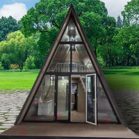 Cabane préfabriquée en structure acier, maison en bois pour habitation, petit chalet de villégiature, ferme triangulaire, hôtel